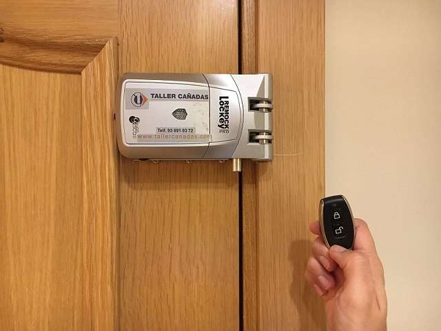 Cómo colocar una cerradura invisible en la puerta